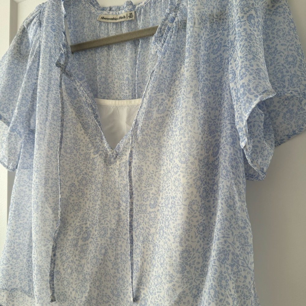 Abercrombie & Fitch Light Blue Tie Front Chiffon Top size XS - Picture 3 of 5